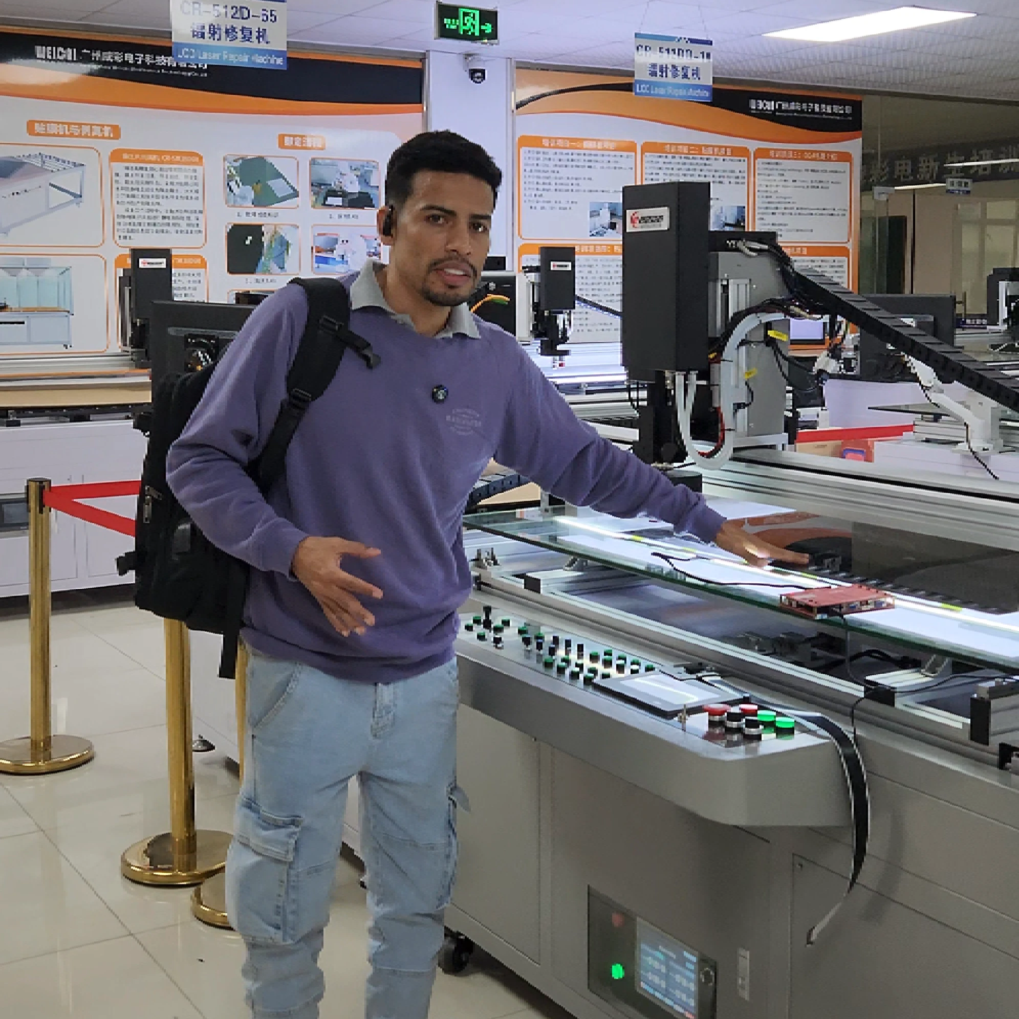 Técnico especializado realizando reparación de televisor Smart TV en domicilio